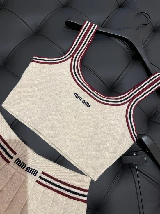 Miu Miu mini skirt set, vest knit set, women's size M - Picture 8 of 9